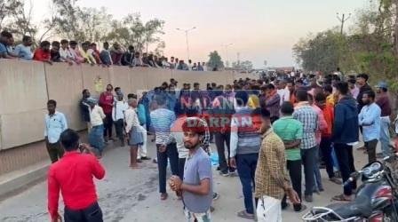 अज्ञात ट्रक ने बाइक सवार दंपती को रौंदा, पत्नी की मौत, पति गंभीर, मुआवजा को लेकर सड़क जाम