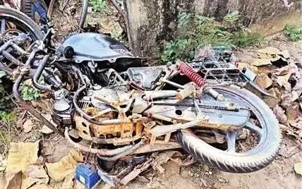 पिकअप और बाइक की सीधी टक्कर में युवक की मौत, दो जख्मी 12 Youth dies two injured in direct collision between pickup and bike 1