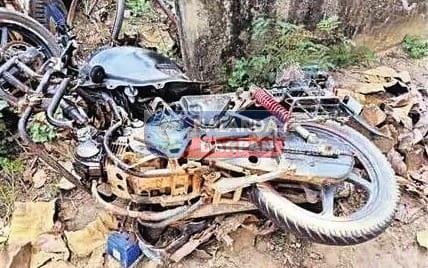 पिकअप और बाइक की सीधी टक्कर में युवक की मौत, दो जख्मी 1 Youth dies two injured in direct collision between pickup and bike 1