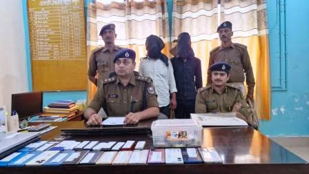 24 मोबाइल, 2 लैपटॉप, 5 एटीएम, 16 सिम, 62 हजार नगद समेत 2 साइबर ठग धराए 9 कतरीसराय थाना पुलिस 2