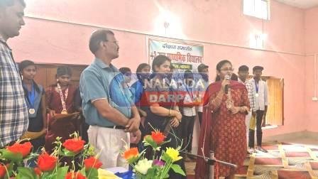 छात्र दीक्षांत समारोह में अभिभावकों के बीच बंटा एनुअल रिपोर्ट कार्ड 10 Annual report card distributed among parents in student convocation ceremony