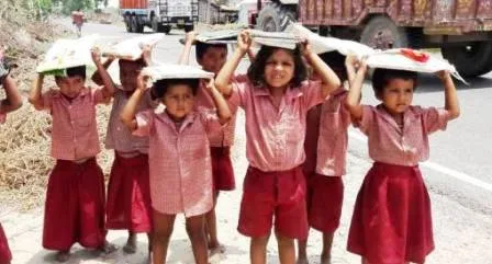 केके पाठक की कृपा से महरुम हैं आंगनबाड़ी के नन्हे-मुन्ने 1 In the scorching heat the little ones of Anganwadi are deprived of the grace of KK Pathak