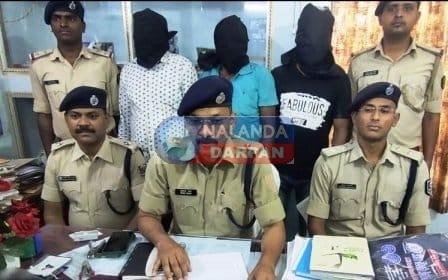 स्वर्ण दुकान में लूटपाट का खुलासा, हथियार समेत तीन धराए 3 Looting in gold shop revealed three arrested along with weapons