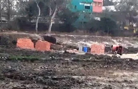 ऐतिहासिक हिलसा सूर्य मंदिर तालाब में भ्रष्टाचार देख भड़के लोग 1 People angry after seeing corruption in historical Hilsa Sun Temple pond 1