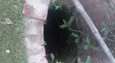 छोटी बहन को बचाने के लिए बड़ी बहन भी कुआं में कूद गई, दोनों की मौत 4 To save the younger sister the elder sister also jumped into the well both died