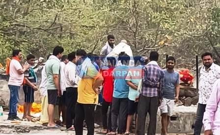 डोम राजा ने नहीं दी आग, परिजन ने खुद किया दाह संस्कार