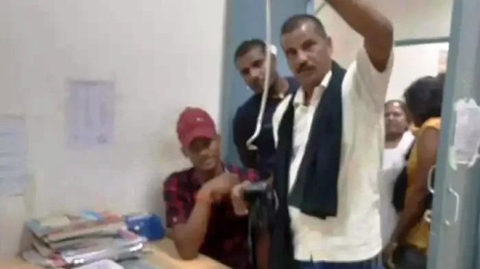 ...और विषैला सांप लेकर युवक पहुंच गया बिहारशरीफ सदर अस्पताल, मचा अफरातफरी 9 and the young man reached Biharsharif Sadar Hospital with a poisonous snake created chaos