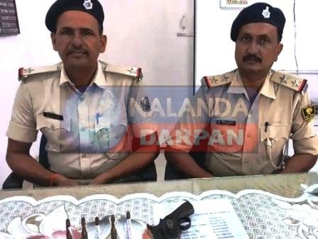 देसी कट्टा और पांच जिंदा कारतूस समेत युवती गिरफ्तार 7 A woman was arrested with a country made pistol and five live cartridges