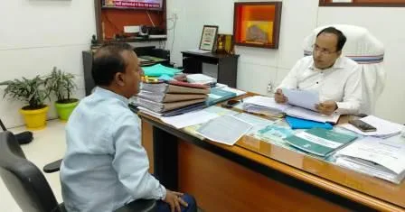 DM जनता दरबार पहुंची DPO स्तर पर सरकारी स्कूलों में हुई बेंच-डेस्क घपला 1 DM reached Janata Darbar Bench desk scam happened in government schools at DPO level