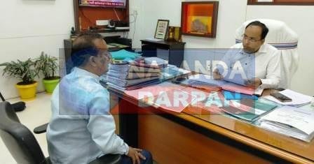 DM जनता दरबार पहुंची DPO स्तर पर सरकारी स्कूलों में हुई बेंच-डेस्क घपला 1 DM reached Janata Darbar Bench desk scam happened in government schools at DPO level