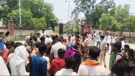 शिक्षकों की सामूहिक पिटाई के बाद स्कूल में लटका ताला 1 Locked in school after gang beating of teachers