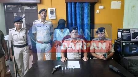 गोलीबारी की सूचना पर पहुंची पुलिस ने पिस्तौल-कारतूस समेत एक को पकड़ा 5 Police arrived on information of firing and caught one person along with pistol and cartridges