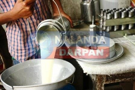 दूध उत्पादन में आई 25 फीसदी की गिरावट, जानें क्यों परेशान हैं पशुपालक 1 There is a 25 drop in milk production know why cattle farmers are worried