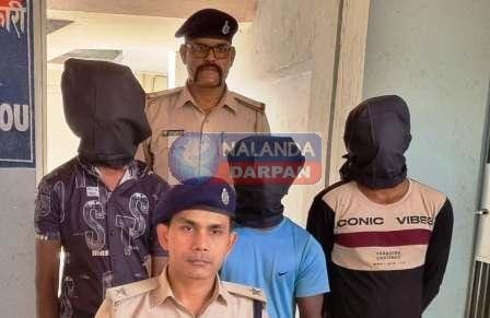 चोरी का ट्रैक्टर का पार्ट खोलते तीन चोर रंगे हाथ गिरफ्तार 3 Three thieves arrested red handed while opening stolen tractor part