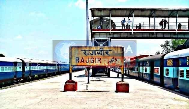 राजगीर स्टेशन पर पानी को तरसे देश-विदेश के पर्यटक यात्री 14 Tourists from India and abroad are in awe at Rajgir railway station