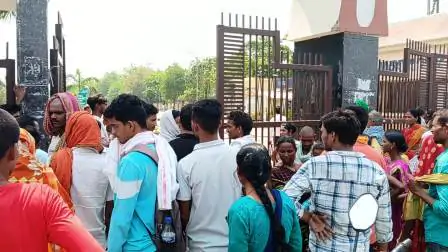 आक्रोशित परिजनों ने विम्स पावापुरी मेन गेट का ताला तोड़ा, पुलिस-प्रशासन नदारत 3 Angry family members broke the lock of VIMS Pavapuri main gate police and administration were absent