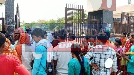 आक्रोशित परिजनों ने विम्स पावापुरी मेन गेट का ताला तोड़ा, पुलिस-प्रशासन नदारत