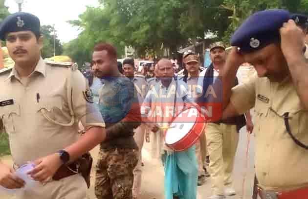 Murder: थानेदार ने 3 माह बाद नगाड़ा बजाकर 7 हत्यारोपी के घर चिपकाया इश्तेहार 5 Crime After 3 months the SHO played the drum and pasted the notice at the house of 7 murder accused