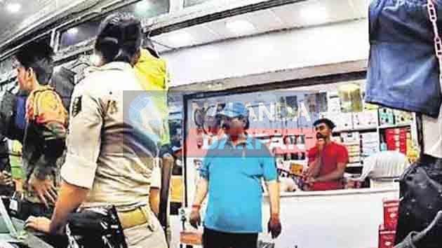 JDU leader is the biggest don of the city: महिला कांस्टेबल पर जमाया सत्ता की धौंस, वीडियो हुआ वायरल 8 JDU leader is the biggest don of the city He used his power to intimidate the police video goes viral 2