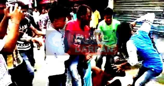 Moblynching: एक दूसरे आगोश में चूर थे नाबालिग जोड़ी, पकड़े गए, जमकर हुई पिटाई, वीडियो वायरल 1 Moblynching Minor couple were in each others embrace got caught beaten up badly video goes viral