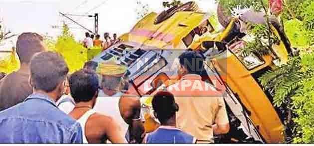 इस्लामपुर-फतुहा रेल मार्ग पर करायपरसुराय के पास पैसेंजर ट्रेन और स्कूल बस में भीषण टक्कर