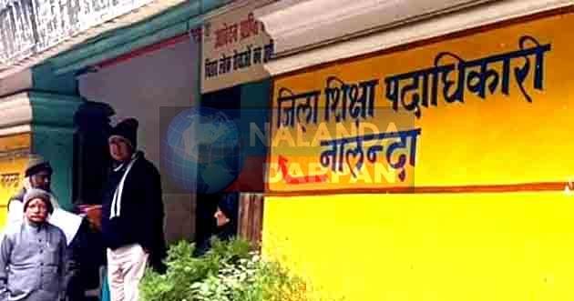 Big action in education department: DM के आदेश से DEO ने 3 प्रधान लिपिक सहित 44 का बदला प्रभार