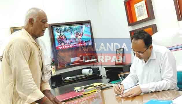 50 लाख रंगदारी दो, तब खुलेगा दुकान का ताला, DM जनता दरबार तक पहुंची बात