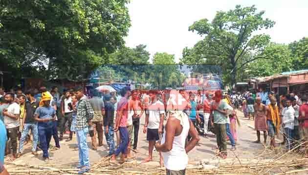 ग्रामीणों ने रामघाट बाजार में हरनौत जदयू विधायक के घर के सामने किया एनएच-431 जाम 2 Villagers blocked NH 431 in front of Harnaut JDU MLAs house in Ramghat market