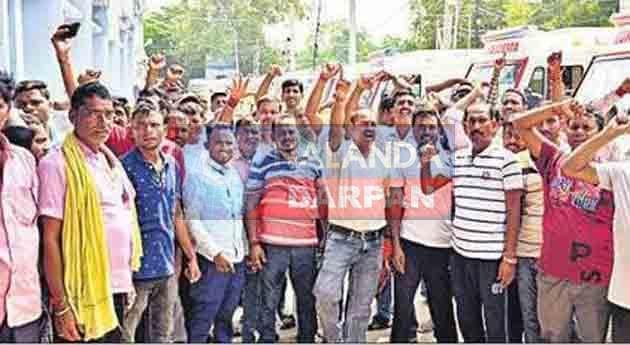 वेतन की मांग को लेकर चार माह बाद काम पर लौटे सरकारी अस्पताल के एंबुलेंसकर्मी 3 Ambulance workers of government hospital returned to work after four months demanding salary