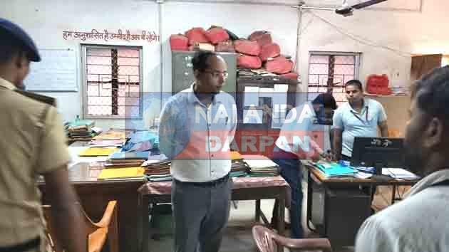 गिरियक प्रखंड-अंचल की हालत देख डीएम हुए भौंचक, कई अफसर-कर्मी लापता 5 DM was shocked to see the condition of Giriak block and area many officers and workers missing