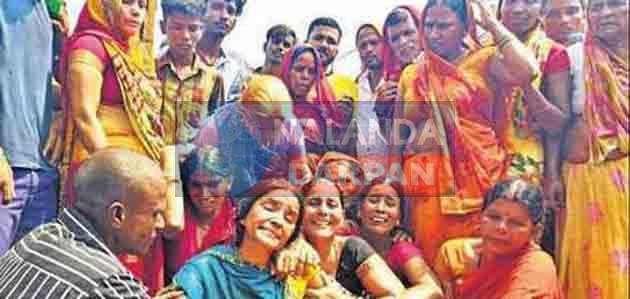 दनियावां-नगरनौसा एनएच-30ए पर बाइक सवार 2 युवक की मौत के बाद सड़क जाम 2 Daniyawan Nagarnausa NH 30A Road blocked after the death of two bike riders