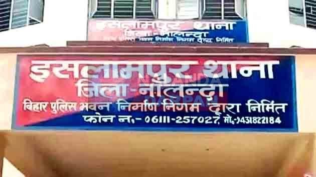 शराब के नशे में धुत होकर स्कूल पहुंचा हेडमास्टर, ग्रामीणों ने धुनाई कर पुलिस को सौंपा 1 Headmaster reached school drunk villagers thrashed him and handed him over to police 1