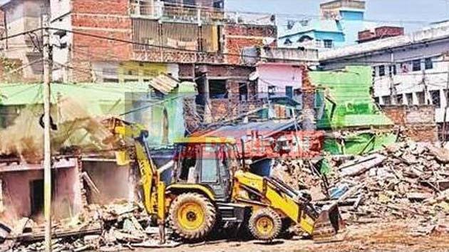 एकंगरसराय रेलवे स्टेशन परिसर में अतिक्रमण पर चला प्रशासन का बुल्डोजर