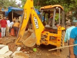 Administration's bulldozer runs on street vendors in Islampur Nagar Bazar