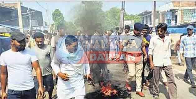 Amazing: लापता युवक की बरामदगी के लिए सड़क जाम-आगजनी, पुलिस ने आरोपी को पकड़ा, छोड़ा, फिर पकड़ा 10 Road blocked for the recovery of missing youth police caught the accused released him and then caught him again