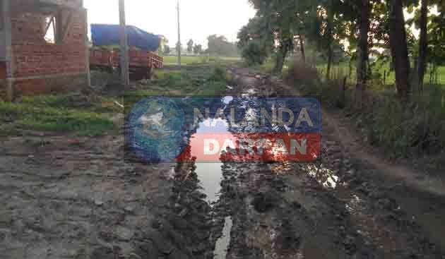 पिछले 10 वर्षों से कीचड़मय है कैला पंचायत सरकार भवन जाने का रास्ता 1 The road to Kaila Panchayat Government building has been muddy for the last 10 years