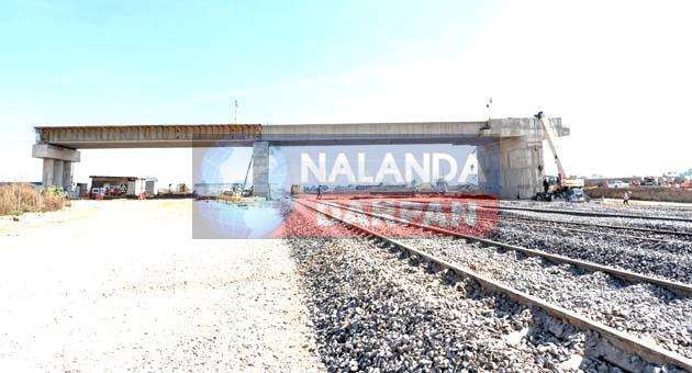जल्द शुरु होगा बिहारशरीफ-नवादा रेललाइन का कार्य, घटेगी पटना की दूरी 1 a train track with a bridge in the background scaled 1