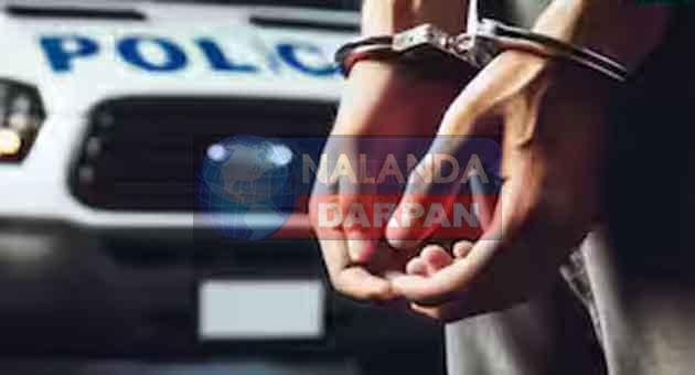 पुलिस ने नाबालिक बच्ची संग दुष्कर्म के आरोपी मौके पर पकड़ा 2 Police caught the accused of raping a minor girl on the spot