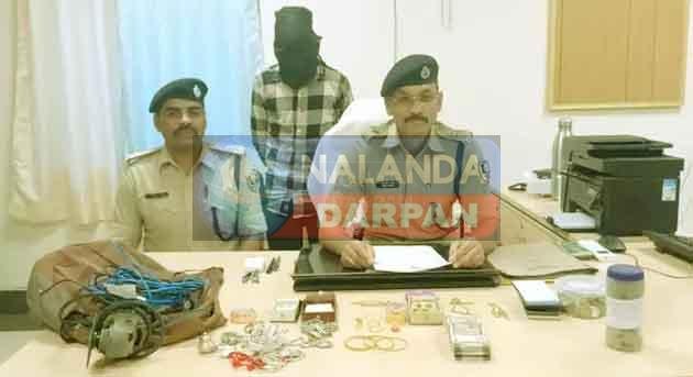 पुलिस ने 12 घंटे में सुलझाई गुत्थीः iPhone के लिए नाबालिग पुत्र ने अपना ही घर लूट लिया!