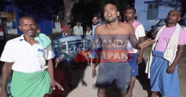 मकई के खेतों में बिछे बिजली के नंगे तार की चपेट से 2 दोस्त की एक साथ गई जान