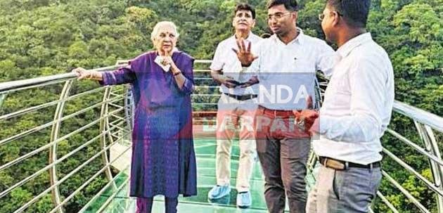 यूपी गवर्नर ने लिया नेचर-जू सफारी का आनंद, ग्लास ब्रिज को बताया अद्भुत