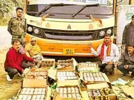 A huge amount of liquor was recovered from a Bolbam bus going to Patna, 4 smugglers including a youth from Chandi were arrested