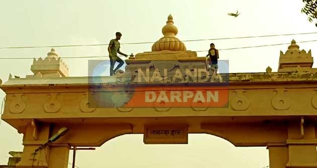 नालंदा खंडहर मार्ग पर ऐतिहासिक लाल पत्थर गेट की पुताई से लोग नाराज 1 Displeasure over whitewashing of historic red stone gate on Nalanda ruins road