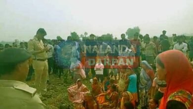 Naked body found covered with straw in the field, suspicion of murder, police engaged in investigation