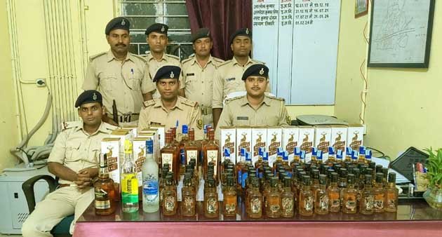 Police caught a big consignment of Jharkhand made English liquor, smuggler absconded