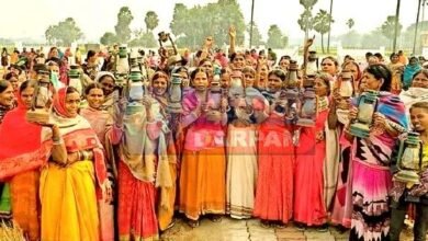 Before the arrival of CM Nitish, women took to the streets with lanterns