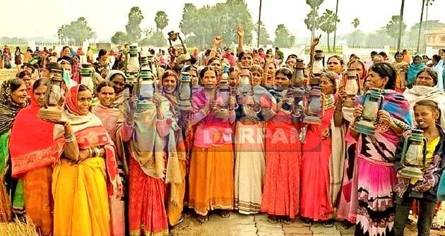 CM नीतीश के आगमन से पहले लालटेन लेकर सड़क पर उतरीं महिलाएं Before the arrival of CM Nitish, women took to the streets with lanterns
