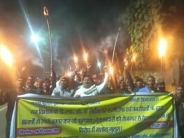 Employment of footpath shopkeepers in Rajgir in danger, protest echoed with torch procession