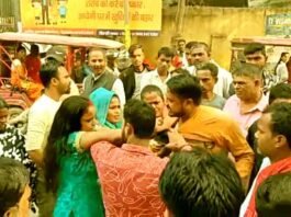 Husband and wife clashed in the middle of the road, and the fight went on till the police station with punches and kicks