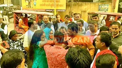 महिला थाना के सामने बीच सड़क भिड़े मियां-बीवी, खूब चले झोंटी-झोंटव्वल और लात-घूंसें